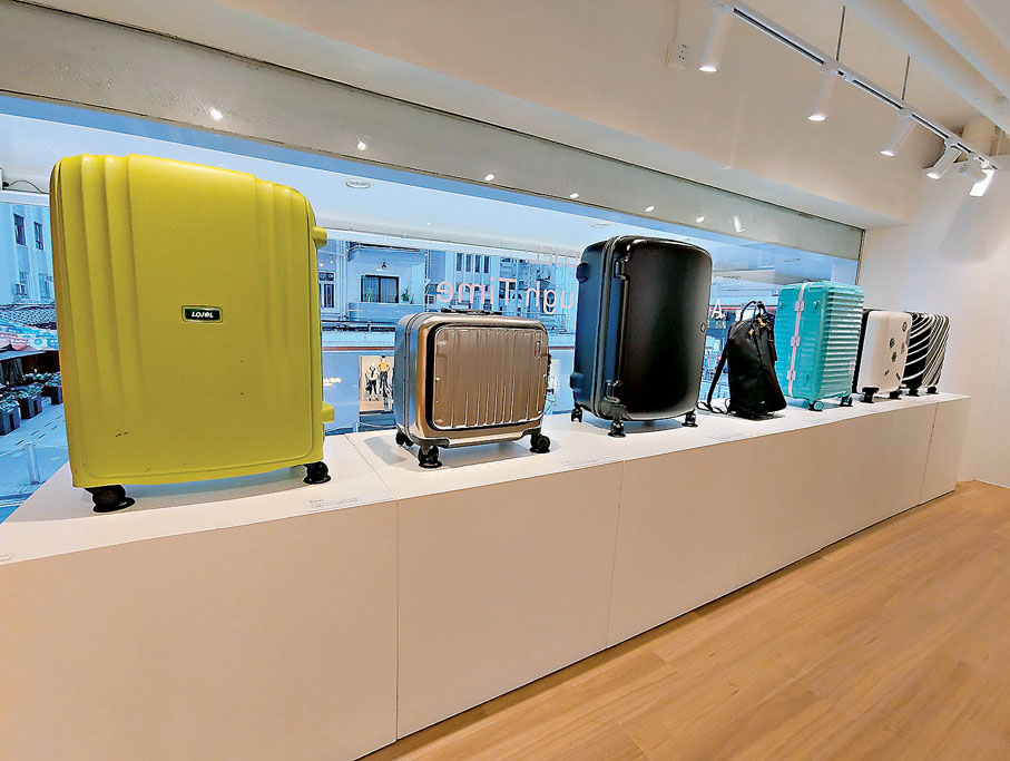 ●現場展示不同年代的行李箱。