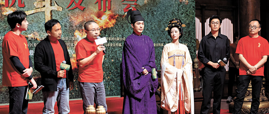 ●白宇（左四）、周雨彤（右三）與眾主創分享對《太平年》的期待和感受。  受訪者供圖