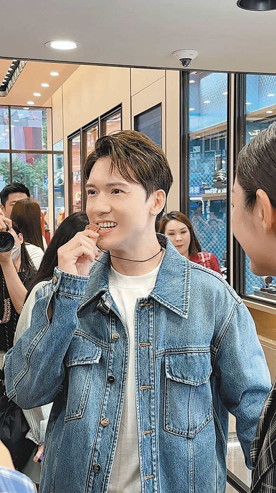 ●關智斌興奮咬着金牌頸鏈。