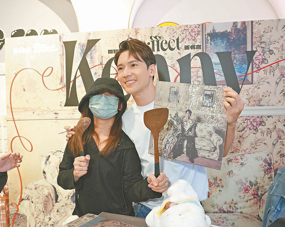 ●關智斌獲粉絲送上鑊鏟廚具。