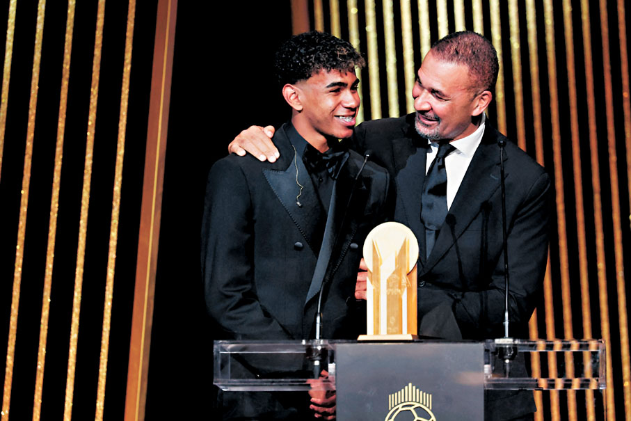 ●頒獎嘉賓古列治(右)祝賀耶馬榮獲最佳年輕球員獎。  法新社