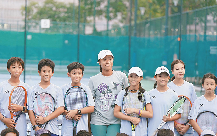 ●大坂直美（左四）與小將交流。