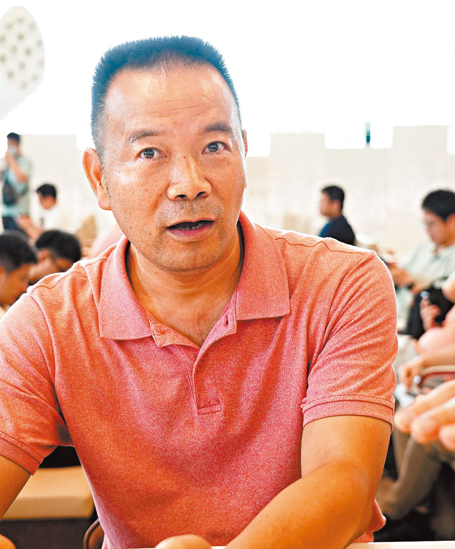 深圳市民張先生：跨市公交停靠站均有地鐵接駁，可直達市中心，公共交通出行非常方便，減少了很多換乘的奔波，雙城生活更便利。