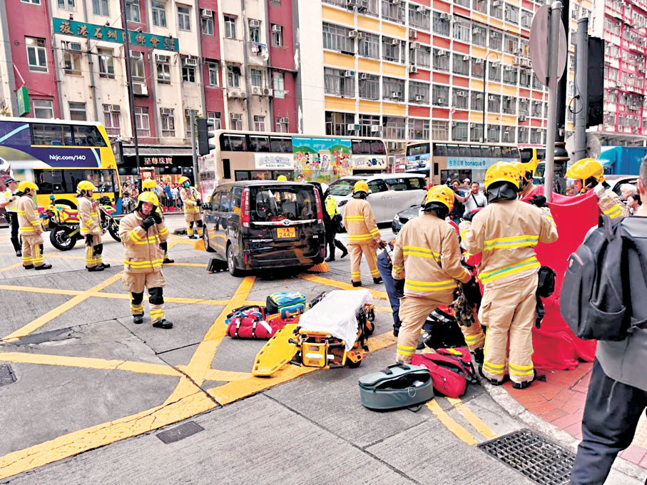 ●車禍後，大批救援人員趕至為傷者急救。東區區議員鄭志成Fb圖片