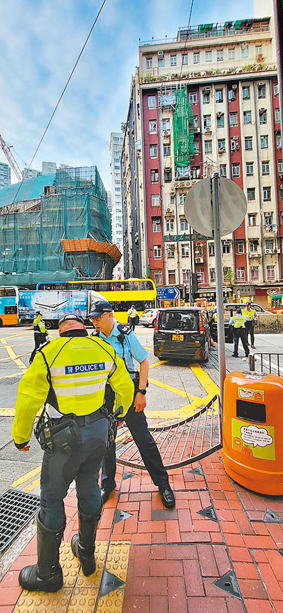 ●肇事七人車掃毀行人路邊欄杆，撞傷兩名女途人。 香港文匯報記者鄧偉明  攝