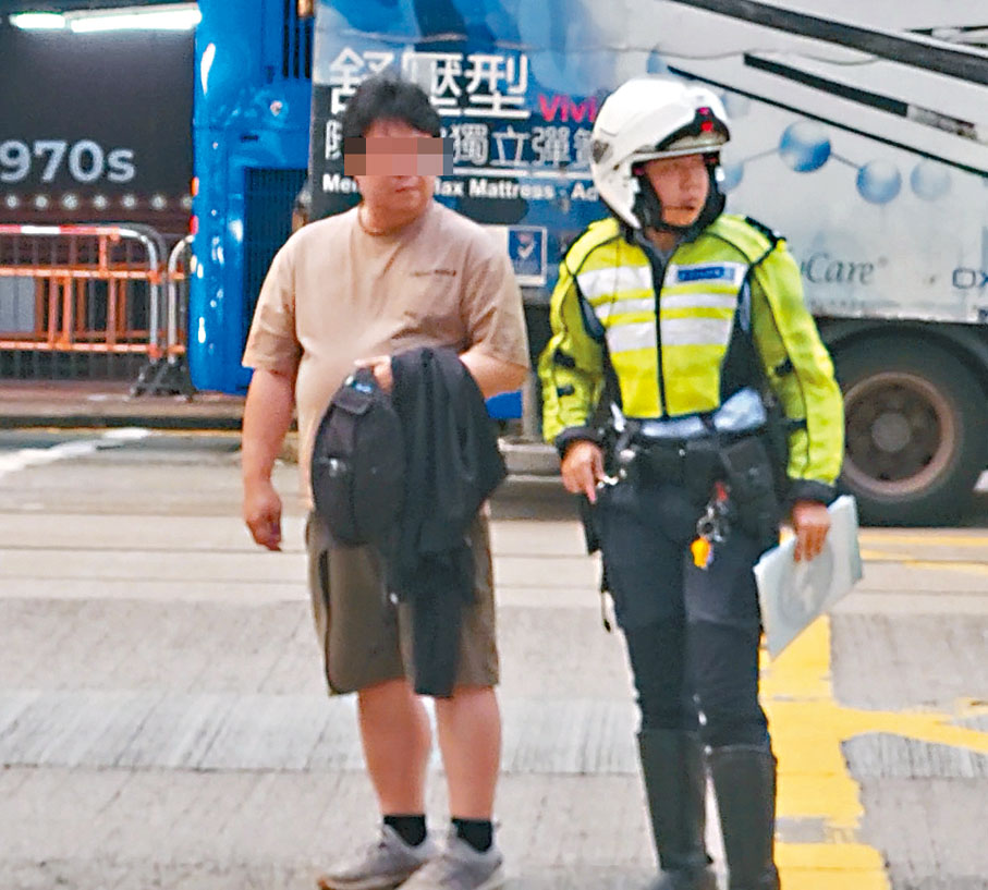 ●肇事七人車司機（左）沒有受傷，留在現場接受警方調查。香港文匯報記者鄺福強  攝