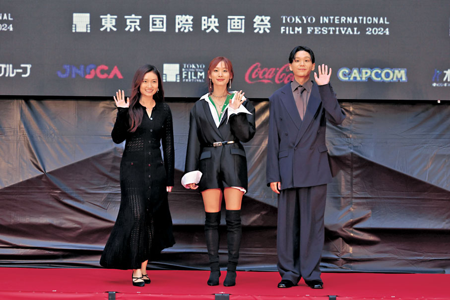 ●（左起）《虎毒不》導演陳小娟、主演談善言、盧鎮業向影迷揮手致意。