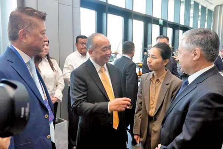 ●2023年9月，陳捷（左一）跟隨澳門上合組織商會代表團在烏茲別克斯坦進行友好交流。