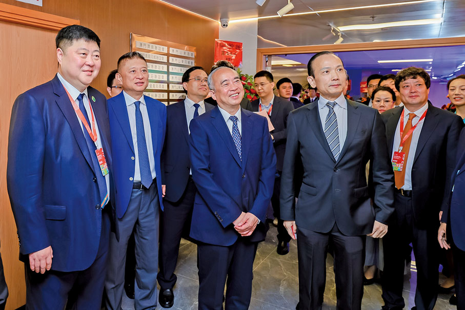 ●2024年5月，港澳山東周期間，陳捷（左二）陪同山東省委書記林武（左三）參觀澳門山東社團總會會址。