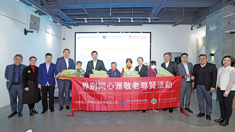 ●2024年3月，陳捷（右四）出席界別同心匯敬老尊賢活動，並為長者送上山東大白菜。