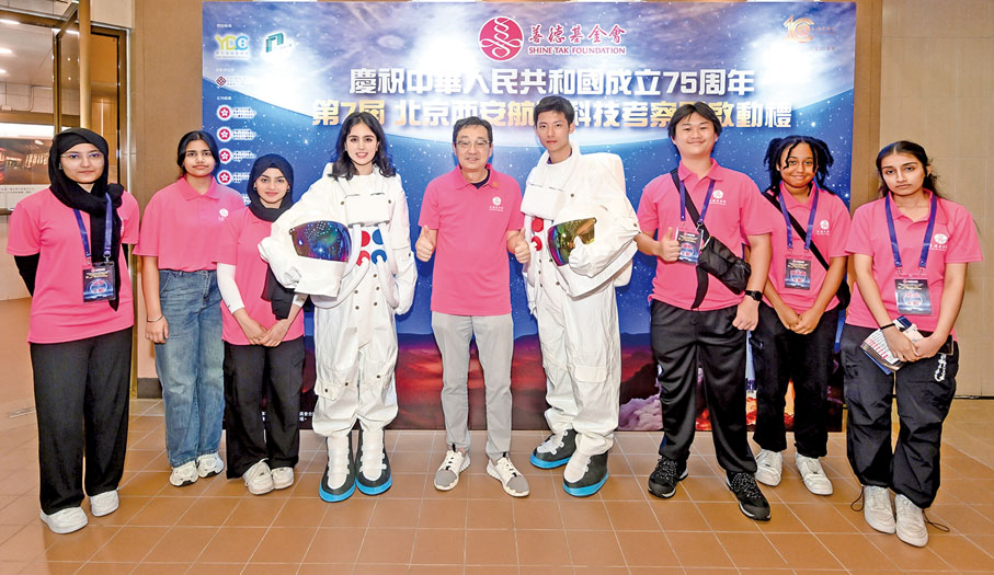 ●2024年7月，王亞明（中）出席善德基金會舉辦的第七屆北京西安航天考察團啟動禮，並為非華裔學生們打氣。