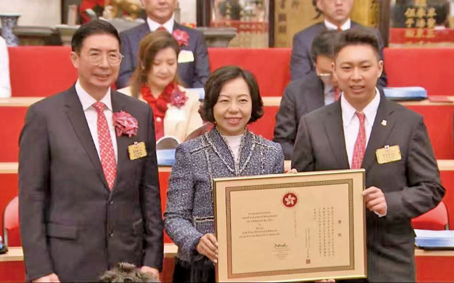 ●2023年4月4日，陳智豪（右）接受香港特區政府民政及青年事務局局長麥美娟（中）頒發的社會公益獎狀。