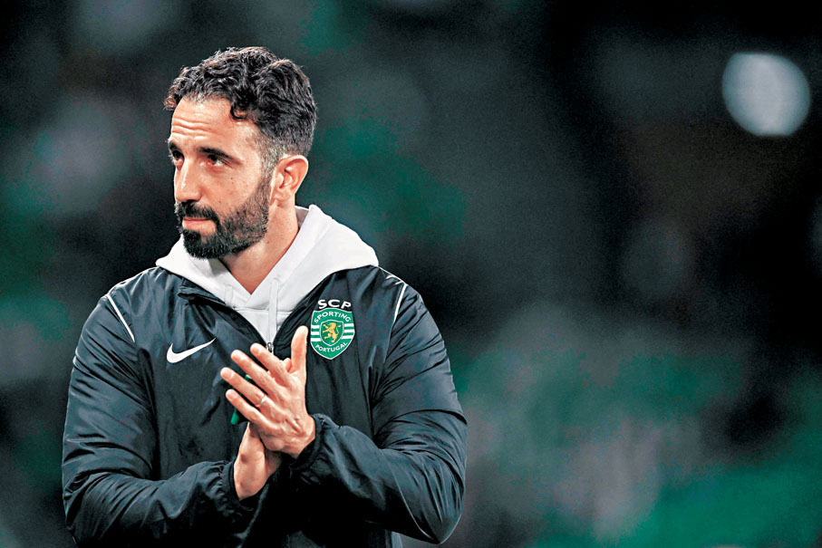 ●很大機會是最後一次帶隊出戰，艾摩廉向士砵亭主場球迷拍掌致意。  法新社