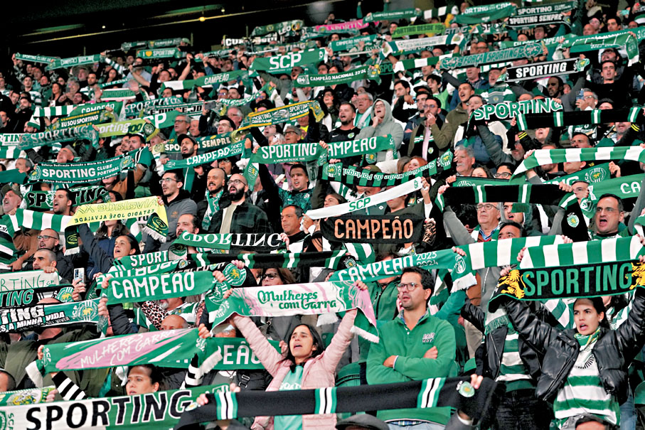 ●士砵亭球迷熱情送別他們的功勳教頭。  美聯社