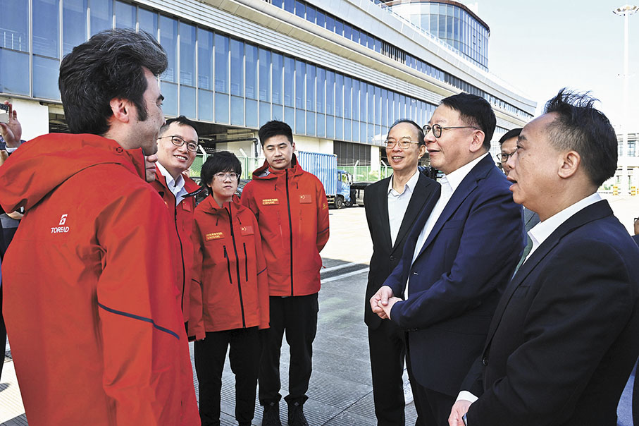 ●11月1日，中國第41次南極考察隊在廣州啟航，其隊員包括香港六位科學家。圖為香港特區政府政務司司長陳國基（右二）和參與任務的香港科研團隊交流。