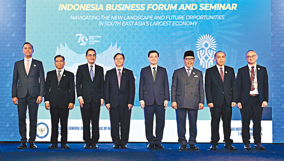 ●圖左三起：印尼中央銀行行長特別顧問Juli B. Winantya、中國外交部駐港公署特派員崔建春、香港特區行政長官李家超、印尼駐華大使周浩黎、印尼駐港總領事Yul Edison和其他嘉賓在活動合照。