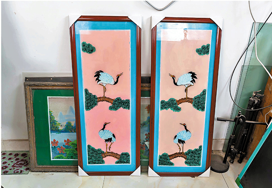 ●丁春梅創作的玻璃畫作品。香港文匯報記者胡臥龍  攝