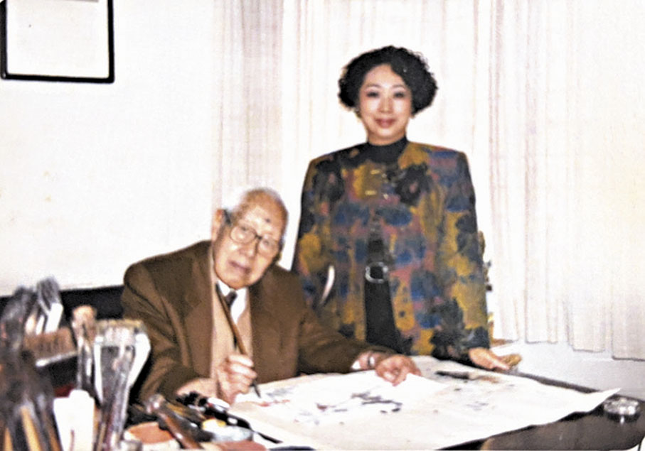 ●伍月柳與恩師趙少昂教授。