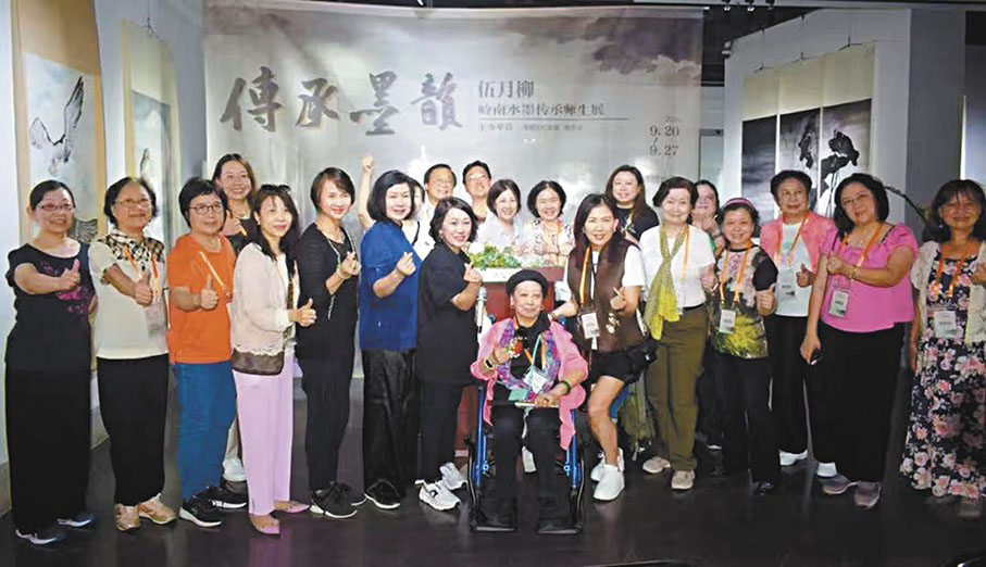 ●伍月柳早前攜眾學生於廣州高劍父紀念館舉辦「傳承墨韻——伍月柳嶺南水墨傳承師生展」。