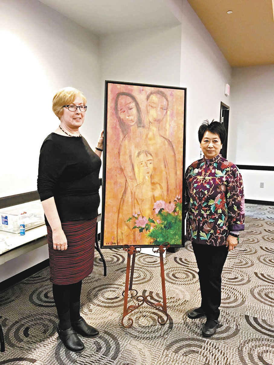 ●伍月柳在美國印第安那波利大學的課堂上，以一簇花為西畫增添中國畫意境。