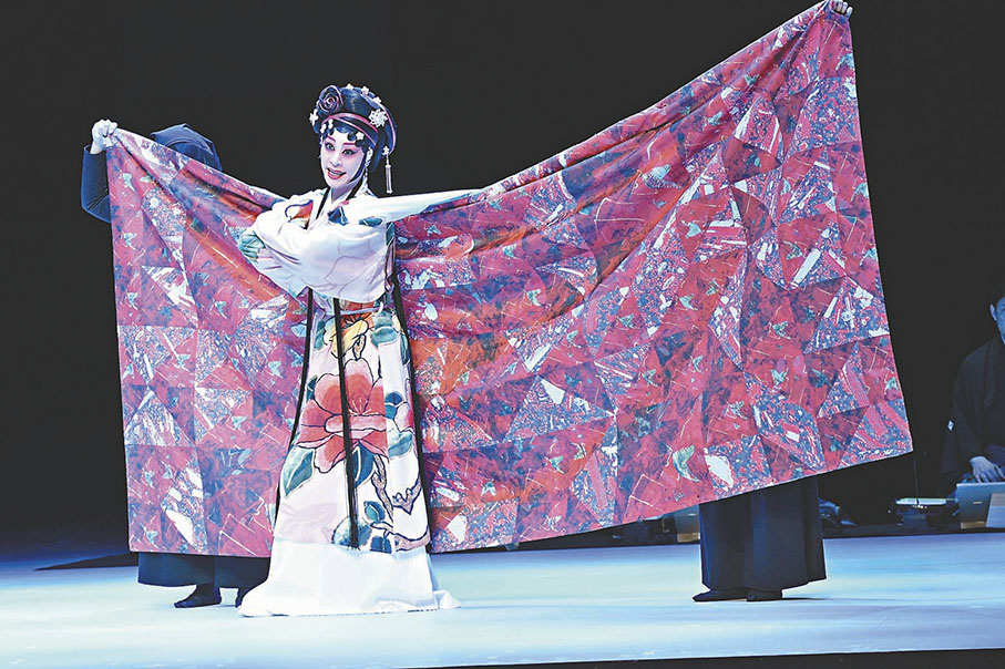 ●《繡襦夢》的服裝色彩也非常大膽，不同於傳統昆曲。 