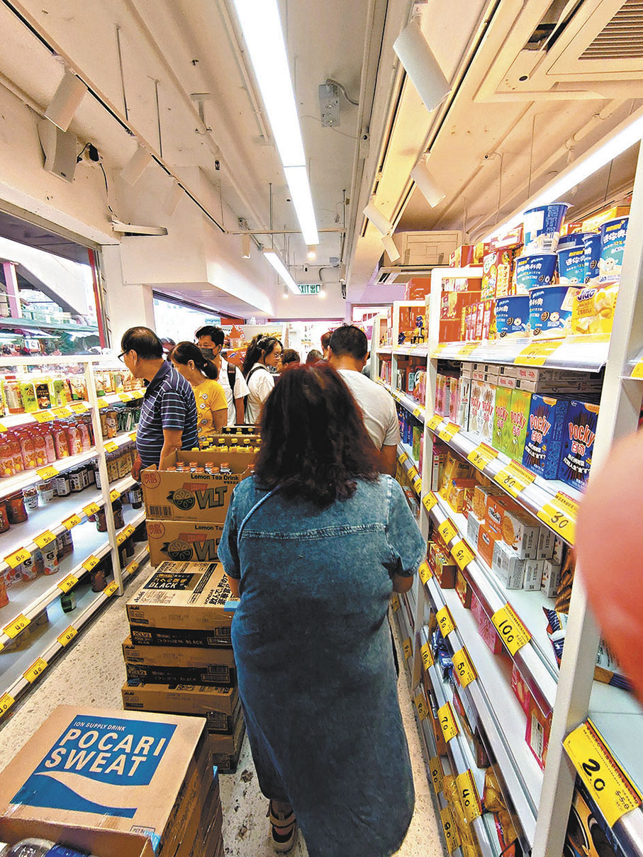 ● 大批顧客在好特賣葵芳分店購物，收銀處水洩不通。 香港文匯報記者蔡競文  攝