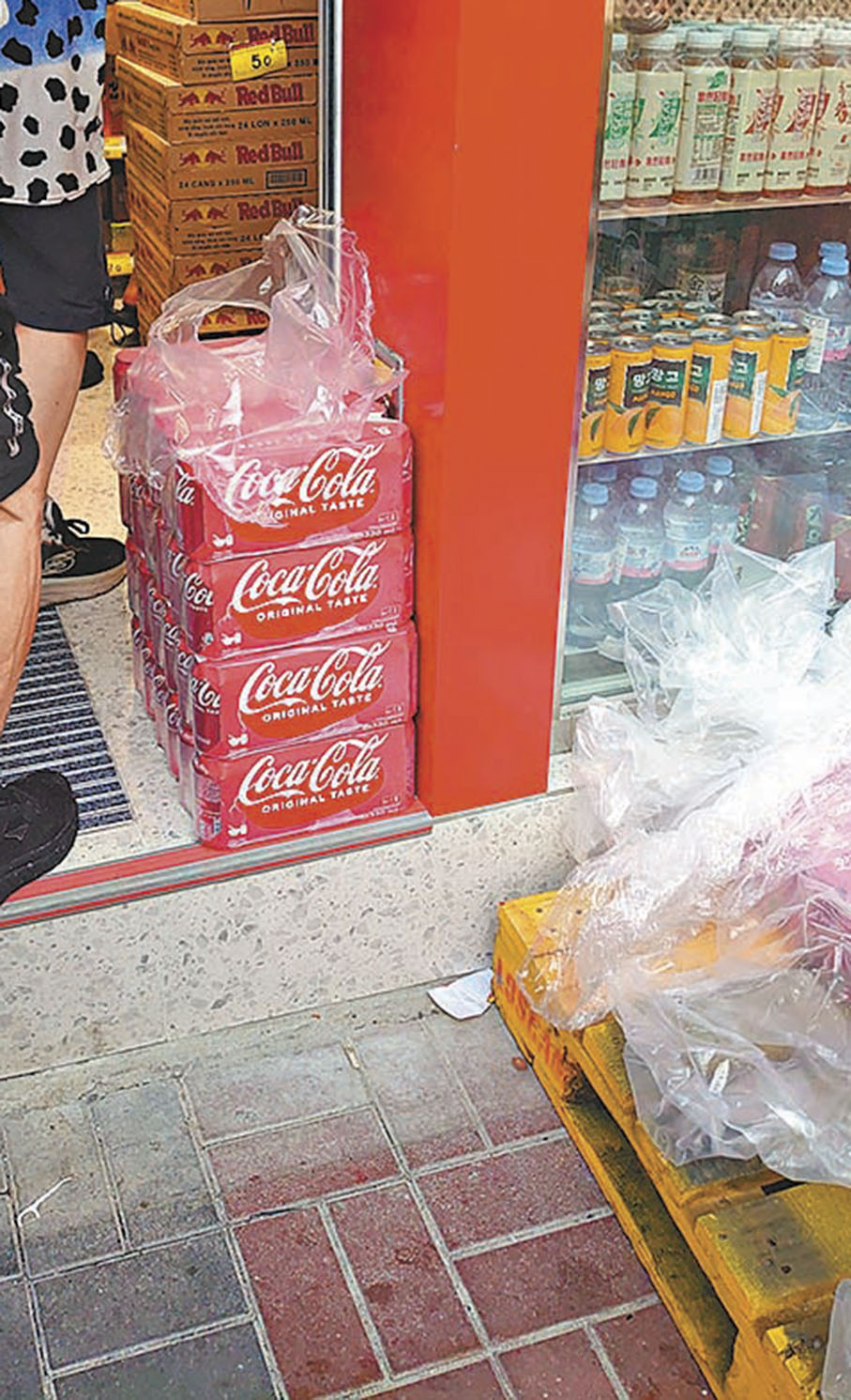 ● 可口可樂及出前一丁受顧客歡迎，部分人更自行拆開包裝取貨。 香港文匯報記者蔡競文  攝