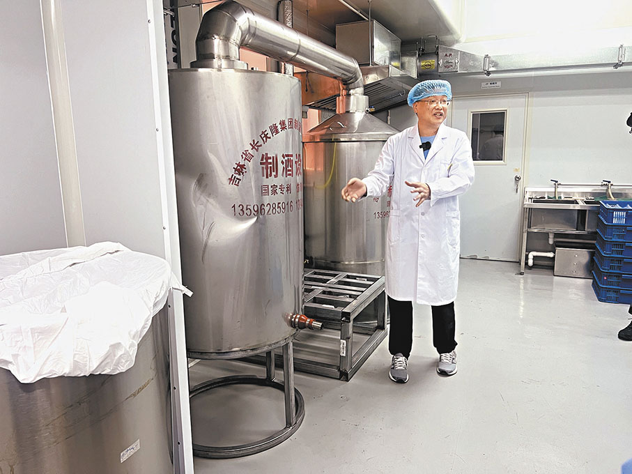 ●港小白在選址、設備購買、獲得牌照等都需要與多方斡旋後摸索前行。圖為其釀酒工作間。 香港文匯報 記者 周曉菁 攝