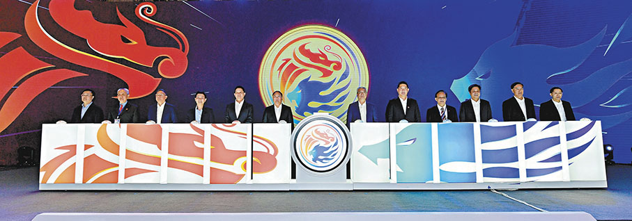 ●與會嘉賓用拼圖拼成「中國龍」和「魚尾獅」，啟動「南洋盃」世界圍棋大師賽。  主辦方供圖