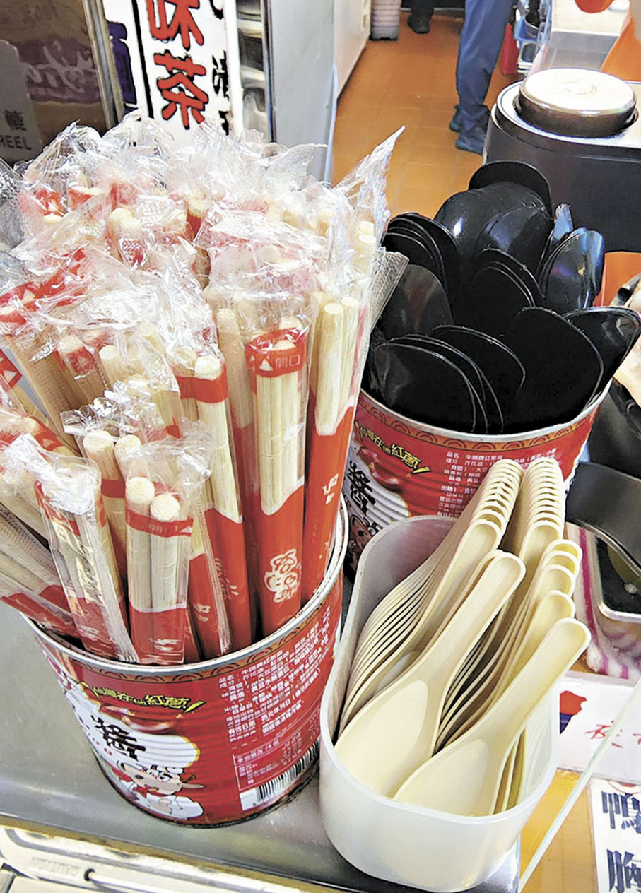 ●在一家小食店中，記者發現該商家將黑色塑膠匙羹與手感酷似PLA塑膠匙羹放在一起，供食客自行取用。