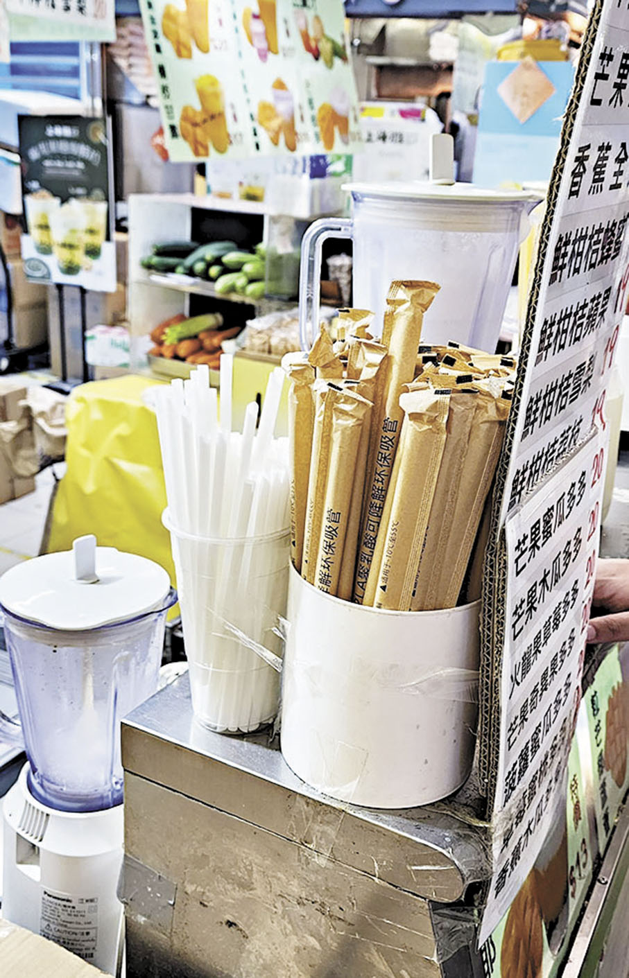 ●有商家繼續提供塑膠飲管。