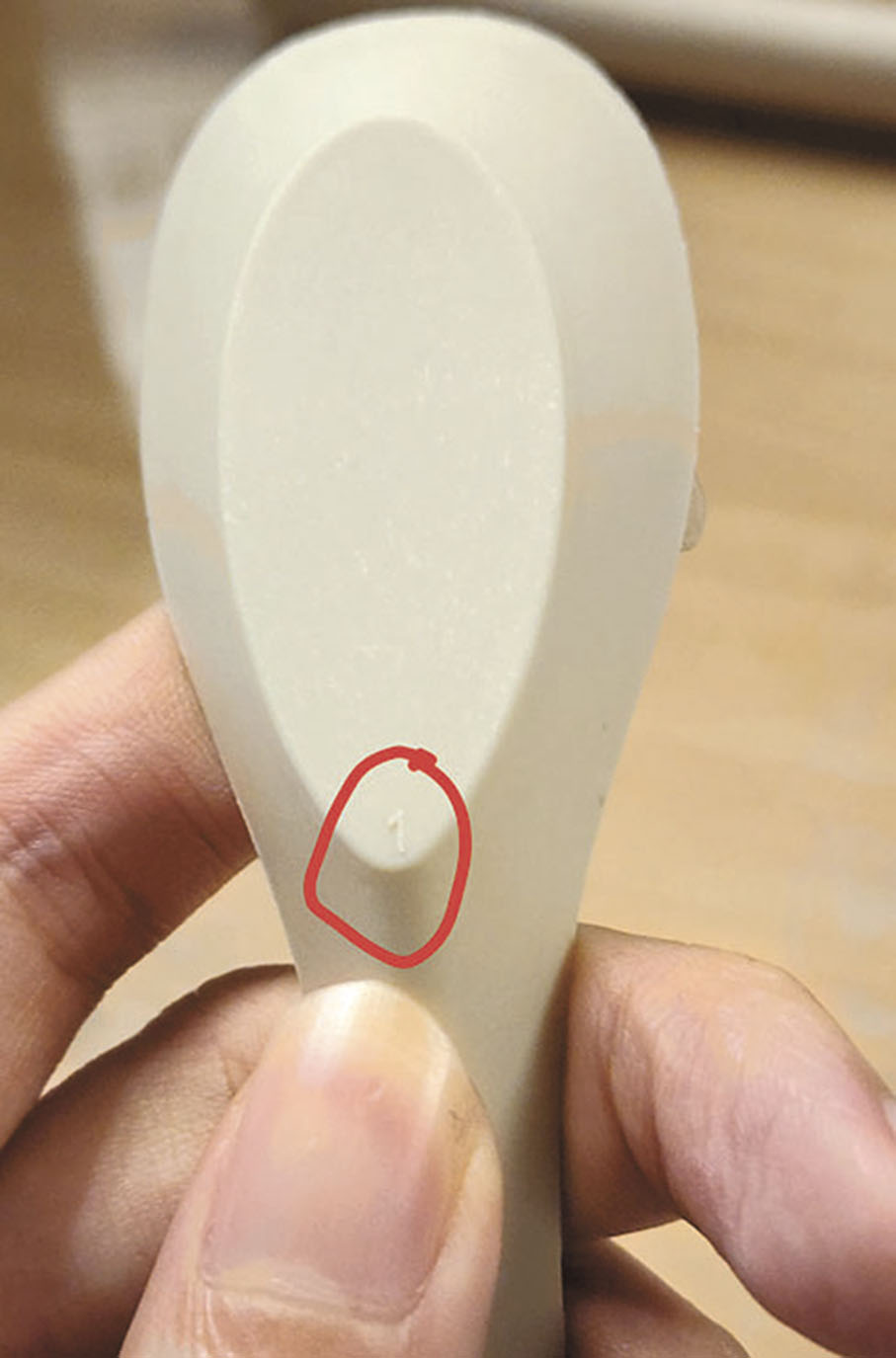 ●食店提供看似PLA的塑膠匙，背後有一個「1」的符號，在塑膠行業中表明含塑。