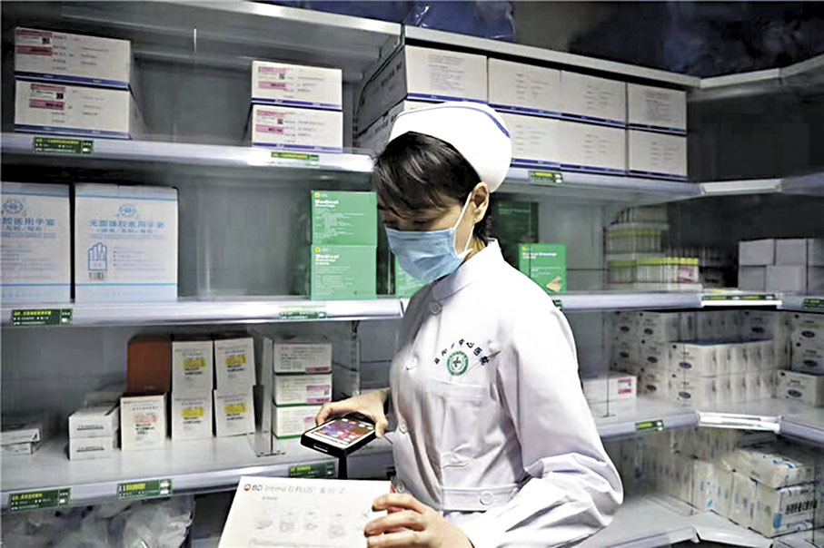 ●一位藥店工作人員正用掃描儀掃描藥品追溯碼。   網上圖片