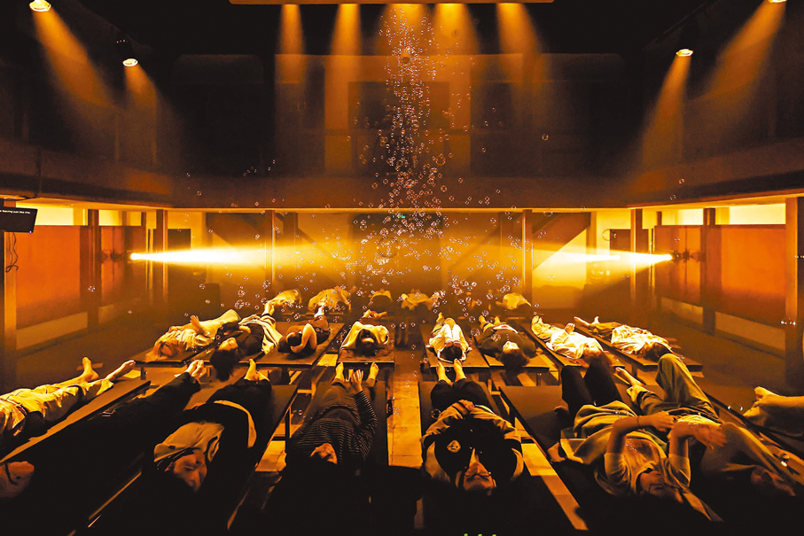 ●觀眾躺着看《躺平2.0》。香港文匯報浙江傳真