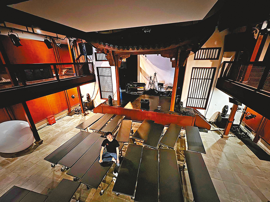 ●坐在一堆移動床裏的王翀。 香港文匯報記者林舒婕  攝