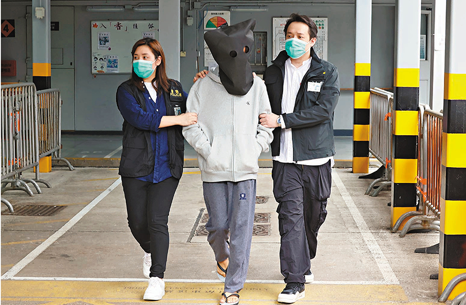 ●警方在行動中拘捕一名登門收取騙款的14歲非華裔學生。香港文匯報記者劉友光  攝