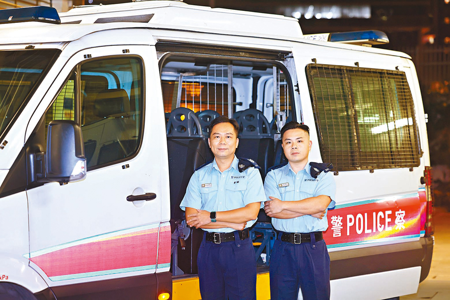 ●西九龍總區衝鋒隊第二隊警長王雅麟（左）及警員李少華（右）。 香港文匯報記者鄧偉明  攝