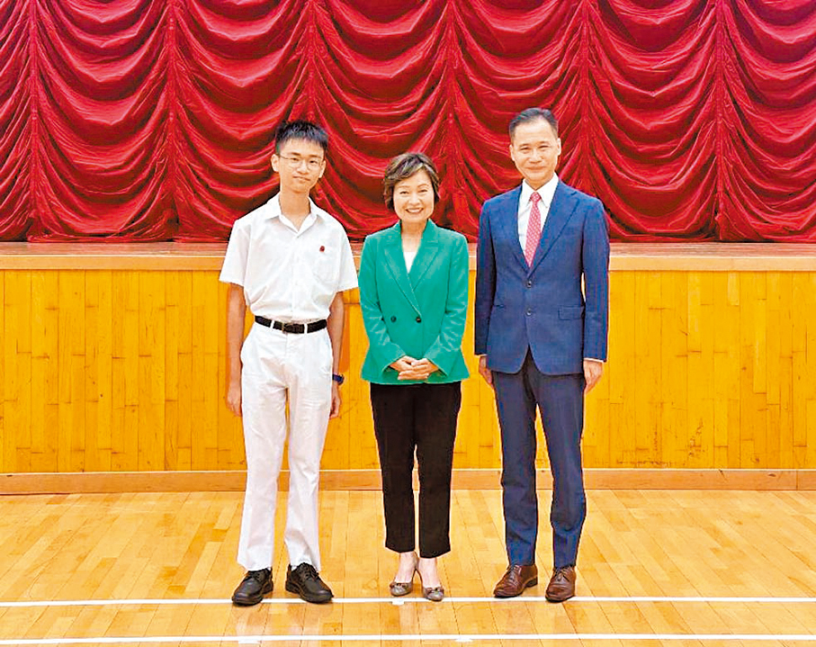 ●左起：黃靖康、蔡若蓮、新界鄉議局元朗區中學校長袁廣業。新界鄉議局元朗區中學圖片