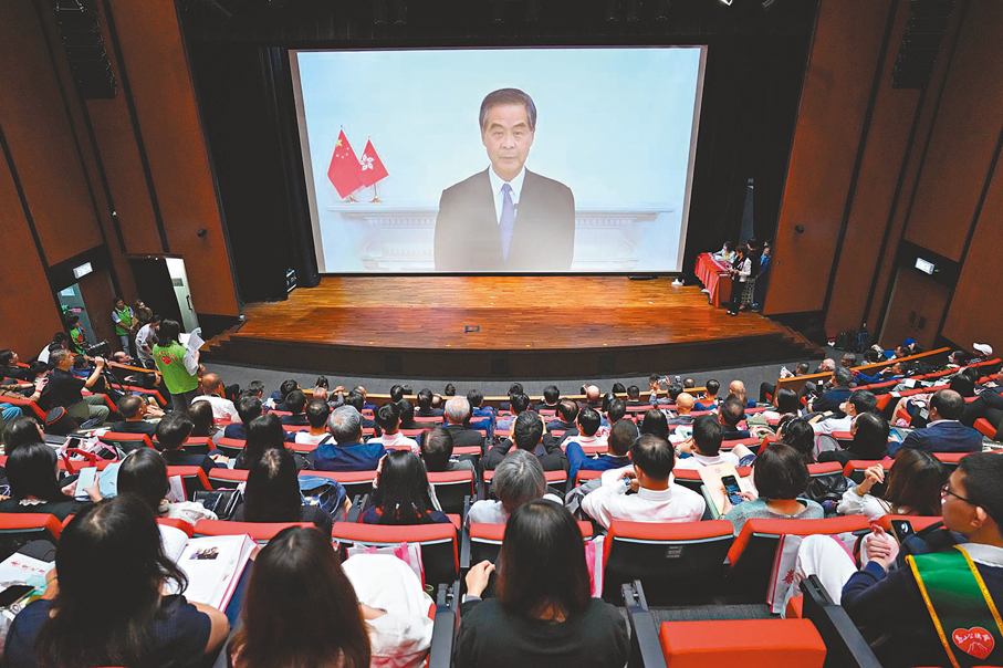 ●梁振英在視像致辭時表示，「孝道之星」不僅是對個人的肯定，亦是在社會上宣揚孝道精神的重要活動。 大公文匯全媒體記者馬丁  攝