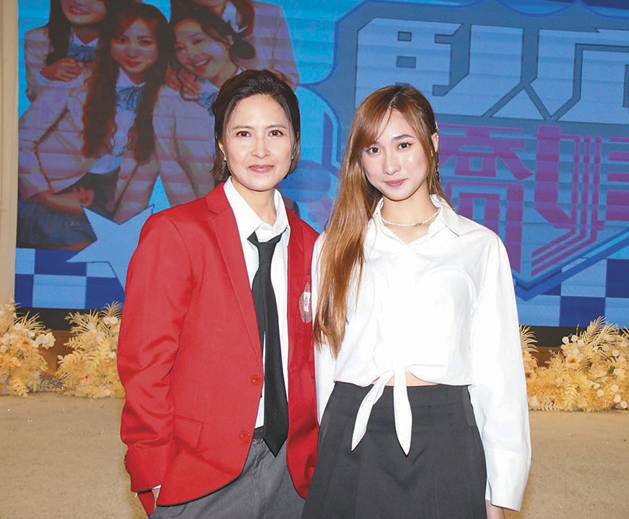 ●邵美琪(左)笑言在年輕演員身上獲益良多。