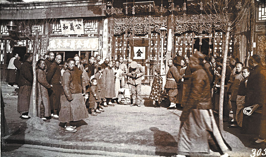 ●被圍觀的攝影師   攝於1900年代