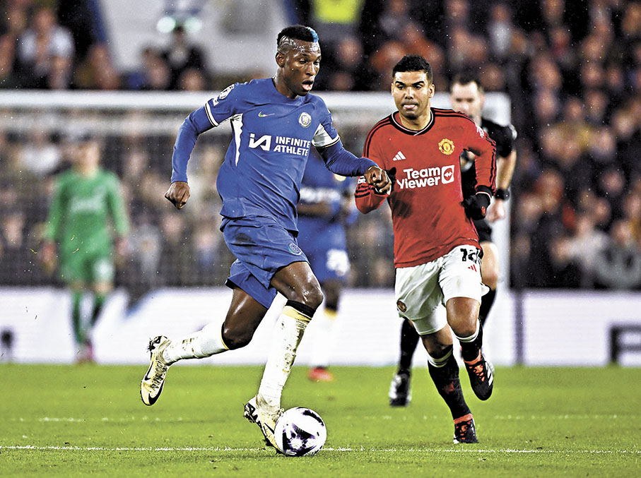 ●卡斯米路(右)要協助盯防車路士攻擊手尼高拉斯積遜。  資料圖片