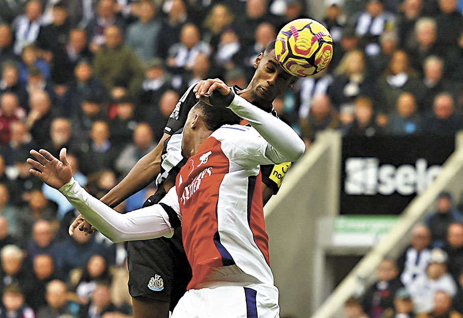 ●紐卡素前鋒阿歷山大伊沙克（右）頂破阿仙奴大門。  路透社