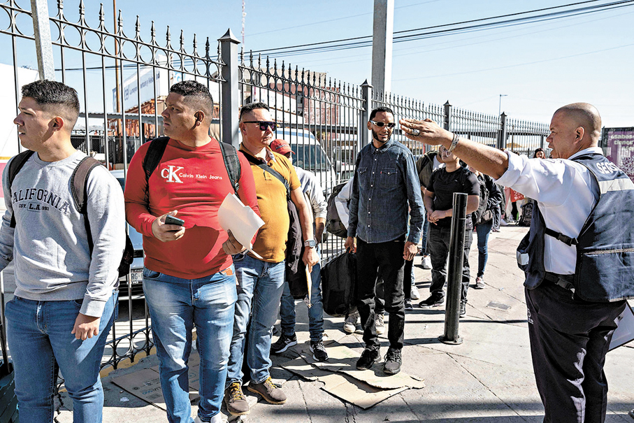 ●非法移民在美墨邊境等候進入美國。 資料圖片