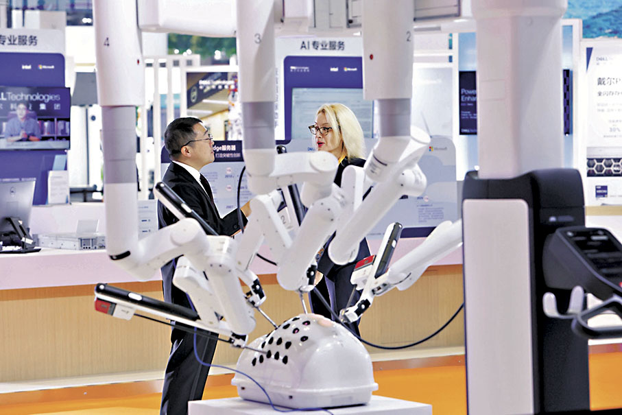 ●第七屆中國國際進口博覽會將於11月5日-10日在上海舉辦。圖為11月3日，工作人員在展台上進行交流。 中新社