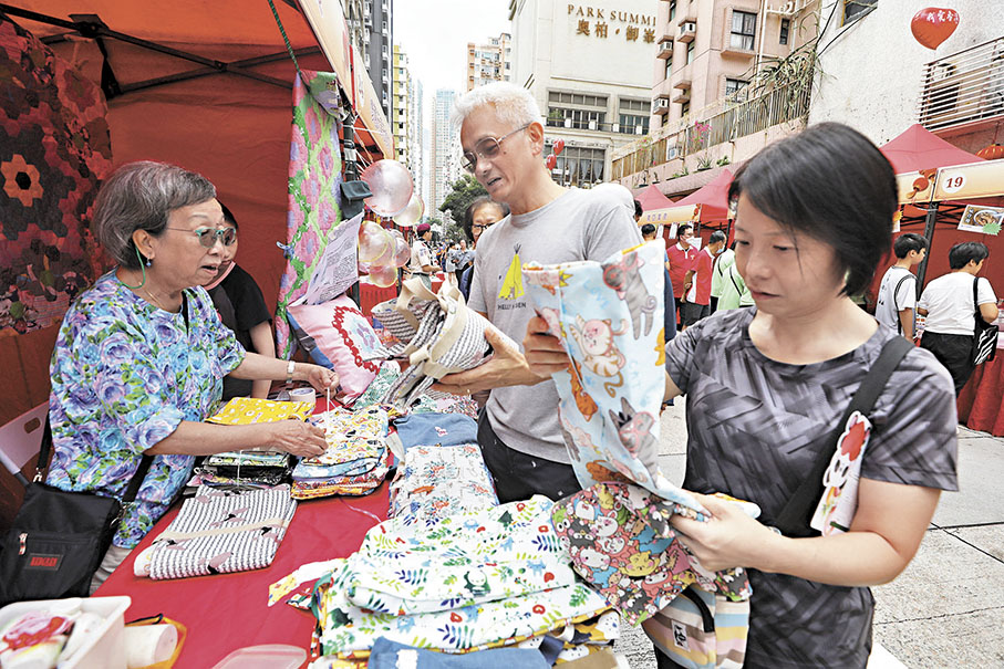 ●興姐對自己的拼布手藝有信心，料會受到街坊與市民歡迎。 香港文匯報記者郭木又  攝