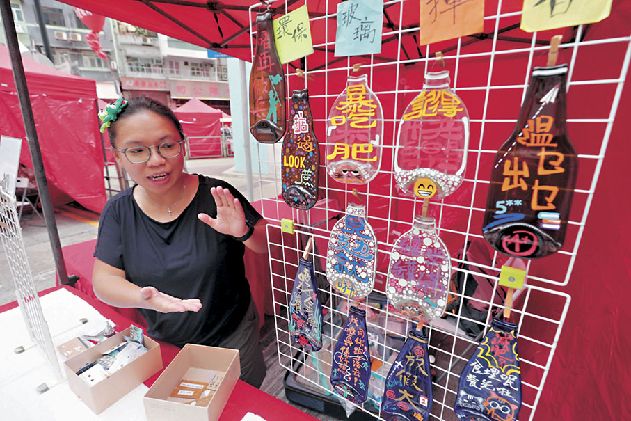 ●擺檔售賣環保玻璃製品的Kanny。 香港文匯報 記者 郭木又  攝