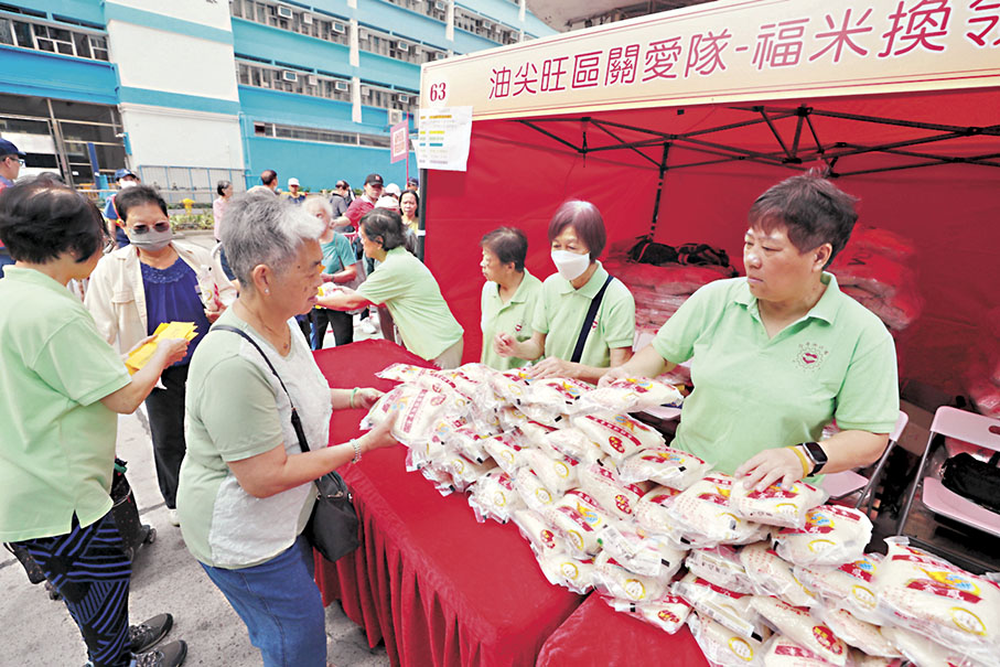 ●關愛隊向市民派發福米。 香港文匯報記者郭木又  攝