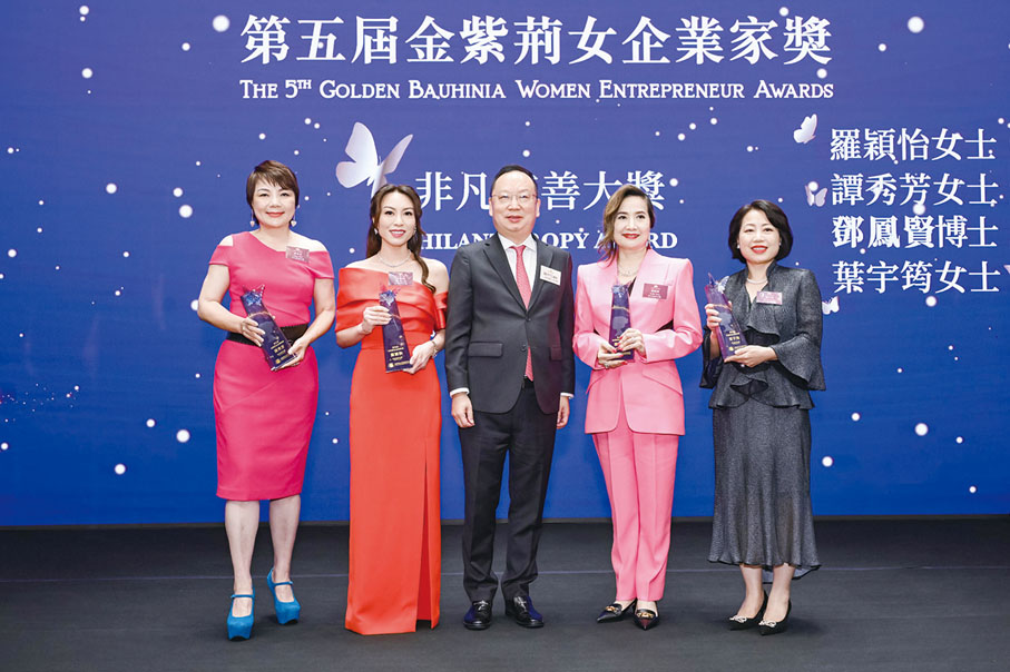 ●非凡慈善大獎由港區全國人大代表、立法會議員陳仲尼（中）頒發。