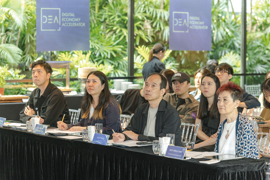 ●評審們聚精會神地聆聽台上各設計師品牌公司主理人的分享。